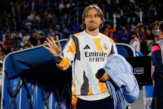 莫德里奇成為斯旺西股東后，被拍到在當?shù)刭徶煤勒? style=