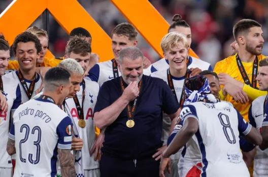 英媒：波斯特科格魯獲200萬英鎊獎金，球員分攤300萬英鎊獎金