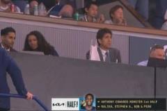 名記Shams與女同事閑聊，鮑勃-邁爾斯和邁克-馬龍?jiān)趫?chǎng)