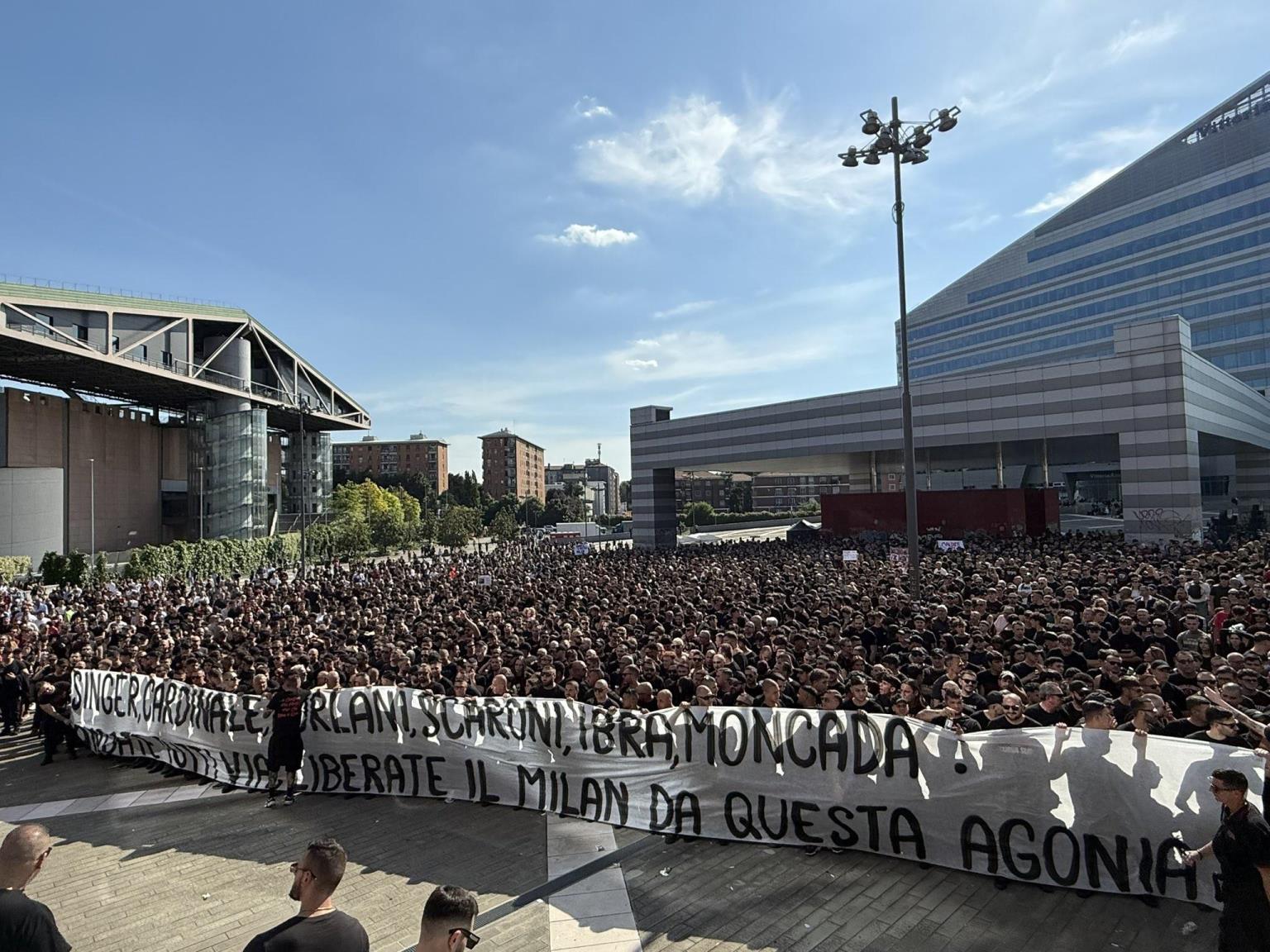 米蘭球迷圍堵總部抗議俱樂部