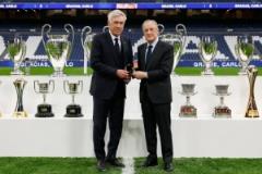 6個賽季15座冠軍！弗洛倫蒂諾為安切洛蒂頒發(fā)皇馬金質(zhì)鑲鉆徽章