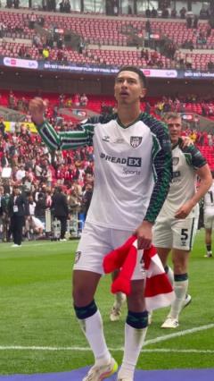 深愛如初！19歲小貝林升超后朝看臺(tái)指桑德蘭隊(duì)徽，多隊(duì)爭(zhēng)相邀約