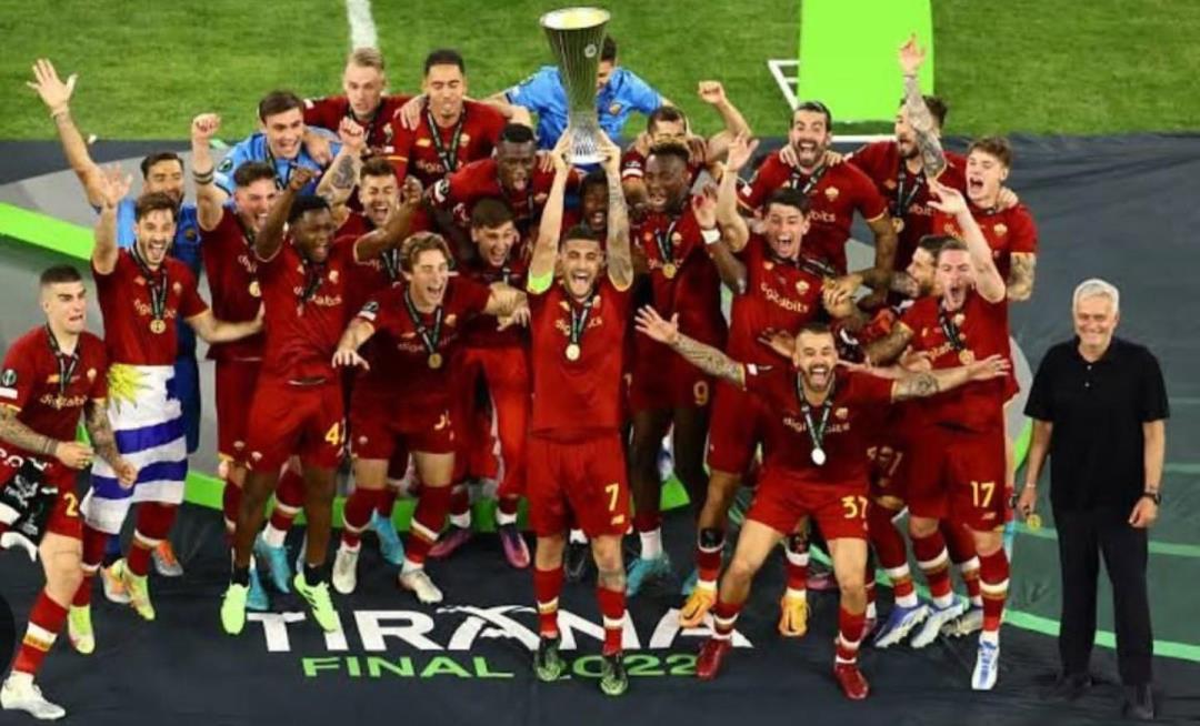 穆里尼奧曬2022年羅馬歐協(xié)聯(lián)奪冠舊照，意有所指？