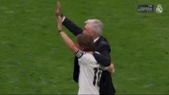 安帥賽后擁抱莫德里奇謝場，球迷們在伯納烏送別