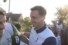 麥迪遜險些在游行大巴上摔倒，20萬球迷見證熱刺慶典精彩瞬間