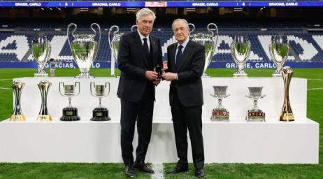 安切洛蒂與皇馬15冠合影，老佛爺贈(zèng)徽章致敬