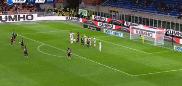 第74分鐘，菲利克斯任意球直接破門，米蘭2-0領先