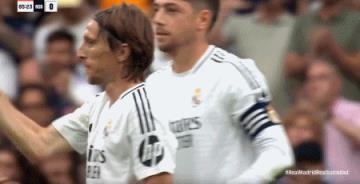 39歲魔笛主場(chǎng)告別戰(zhàn)被換下，克羅斯上前擁抱致敬