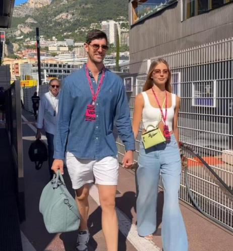 庫爾圖瓦與姆巴佩觀戰(zhàn)F1摩納哥站，齊達(dá)內(nèi)會面費(fèi)爾南多-阿隆索