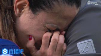 巴薩女足三連冠夢(mèng)想破滅，邦馬蒂賽后淚灑球場(chǎng)悲痛欲絕