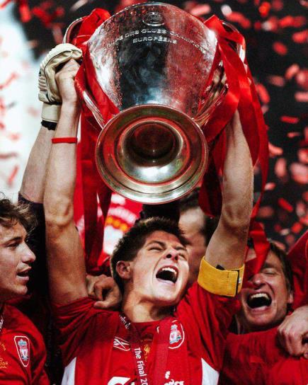 伊斯坦布爾奇跡20周年！利物浦官方發(fā)布杰拉德捧杯紀念照