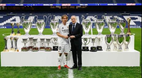 莫德里奇與皇馬28冠合影，老佛爺贈(zèng)徽章致敬