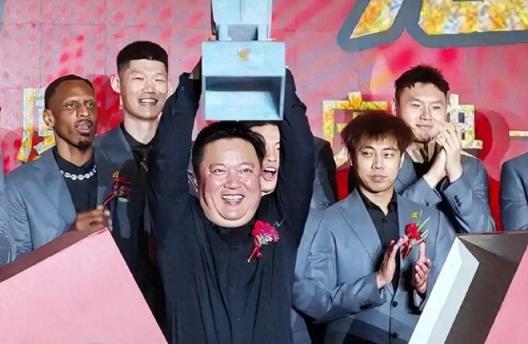 許鐘豪孝心感動眾人 接雙親到杭州慶廣廈奪冠