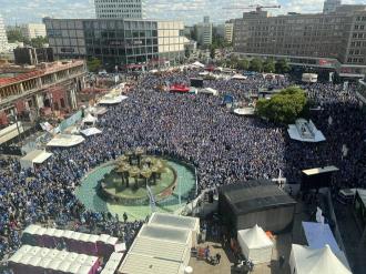 數(shù)萬比勒費爾德球迷齊聚柏林亞歷山大廣場，場面震撼