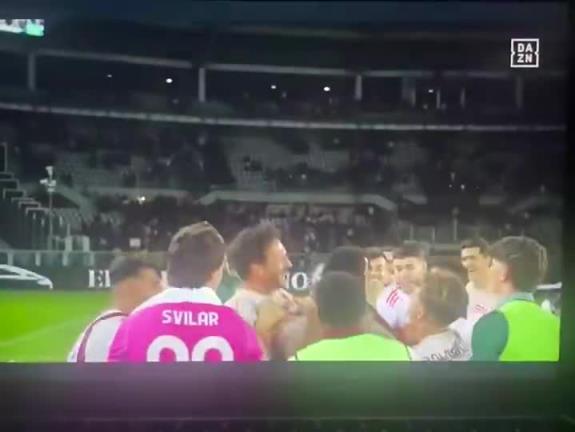 告別！36歲胡梅爾斯正式退役，意甲最后一輪賽后被隊(duì)友拋起