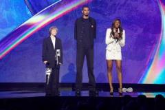 文班亞馬身高再創(chuàng)新高，2米21的他可能又長高了1-2英寸