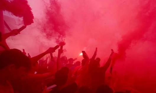 BBC：利物浦奪冠慶?；顒忧蛎允褂谜彰鲝椫?7人受傷