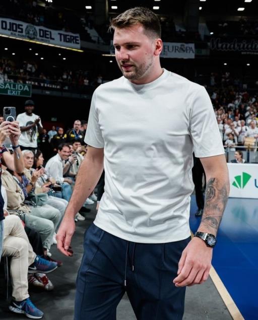 東契奇現(xiàn)身觀戰(zhàn)皇馬籃球賽 湖人巨星減重引猜測(cè)