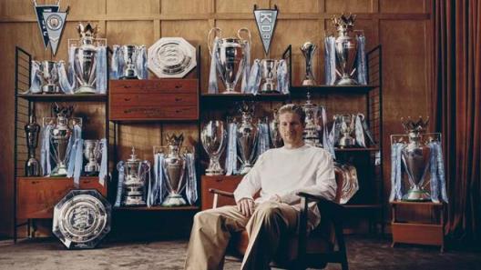 德布勞內(nèi)與曼城十年歲月合影，生涯即將畫上句號