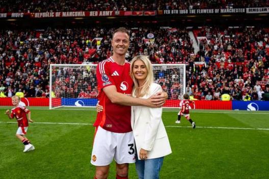 埃文斯妻子：加時(shí)賽落幕，曼聯(lián)球迷堪稱最佳