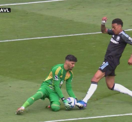 雷速評審團：維拉破門被判越位，VAR未介入，裁判判罰是否合理？