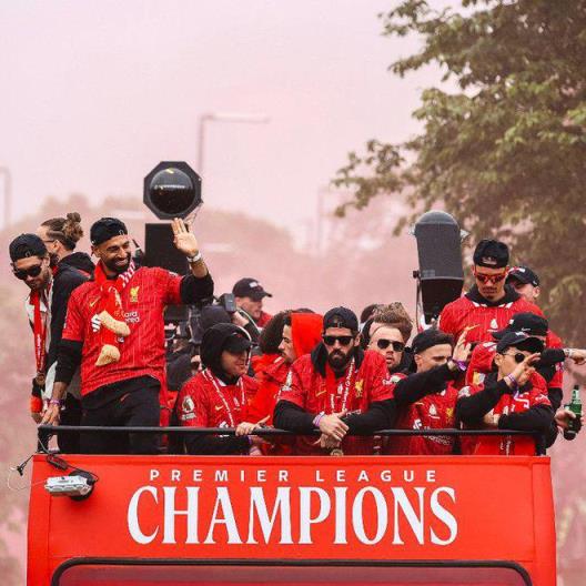 利物浦萬人空巷慶祝英超奪冠游行