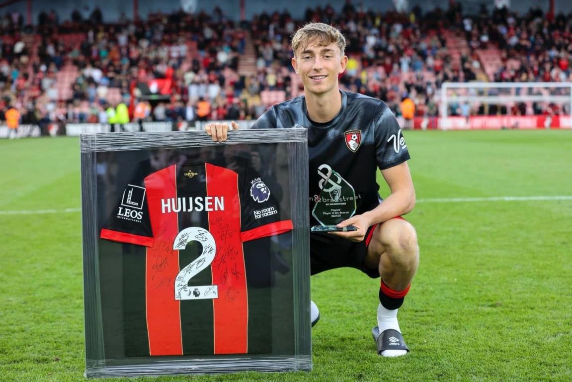 赫伊森完成伯恩茅斯告別戰(zhàn)，曬紀(jì)念球衣合影致敬最后一舞