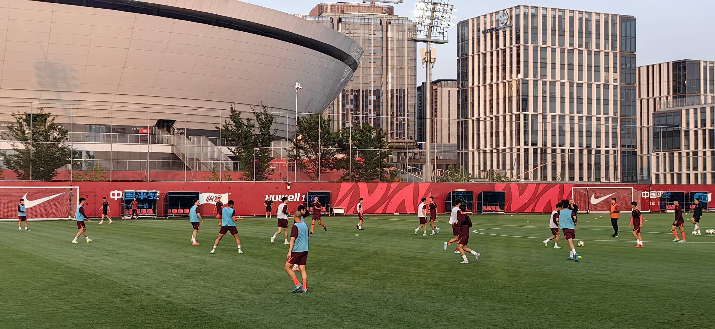 國(guó)足訓(xùn)練半場(chǎng)攻防，汪士欽、劉若釩缺席