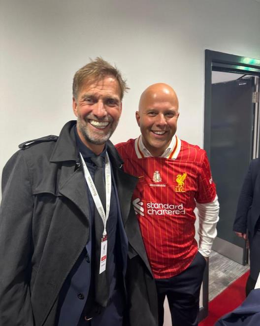 紅軍隊史兩位英超冠軍主帥同框，克洛普曬與斯洛特合照