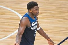 愛德華茲三分命中率低僅得16分 出現(xiàn)5次失誤難掩團(tuán)隊(duì)短板