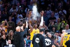 老詹賽前拋鎂粉背后的秘密：NBA球員為何執(zhí)著于涂松香粉和護(hù)手霜？