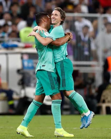 卡塞米羅致敬莫德里奇：皇馬傳奇在伯納烏球場的榮耀時刻