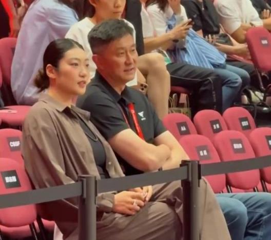 李夢現身耐高總決賽，打扮驚艷與杜鋒熱情互動